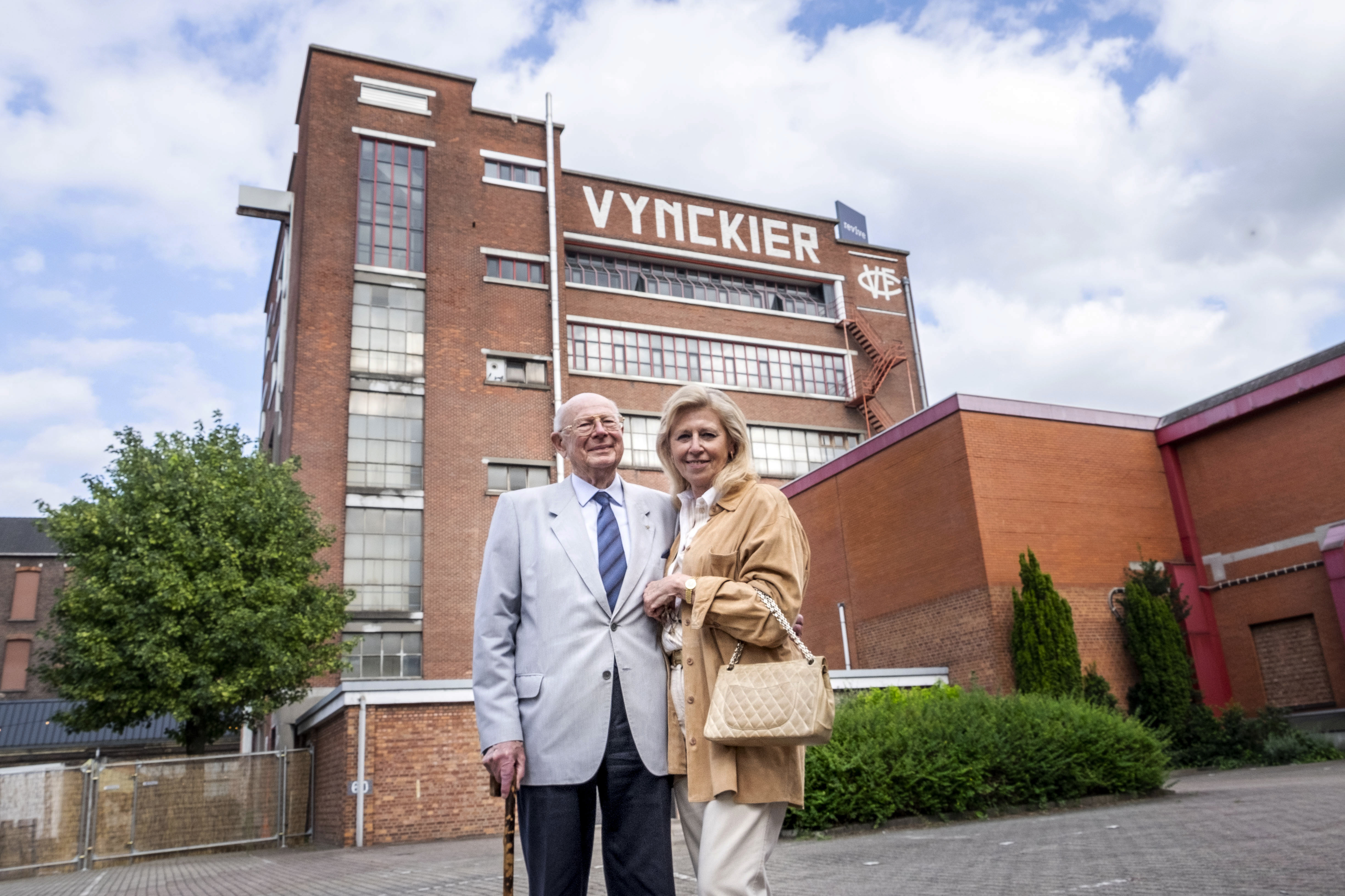 Yves Vynckier met zijn vrouw Rita aan de fabriekssite