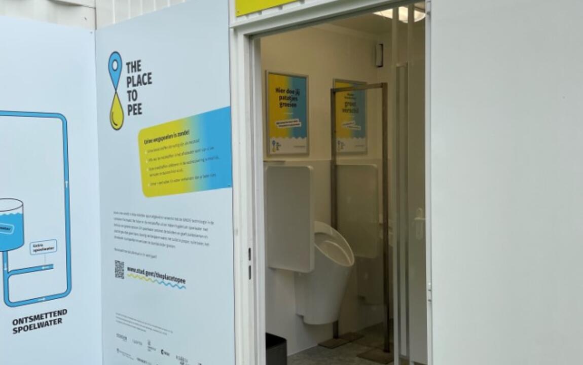 The Place to Pee wc-container ingang