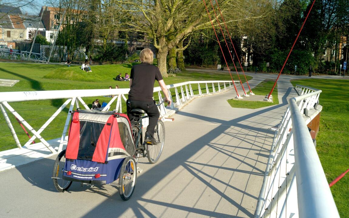 fietser op de brug naar het Keizerpark