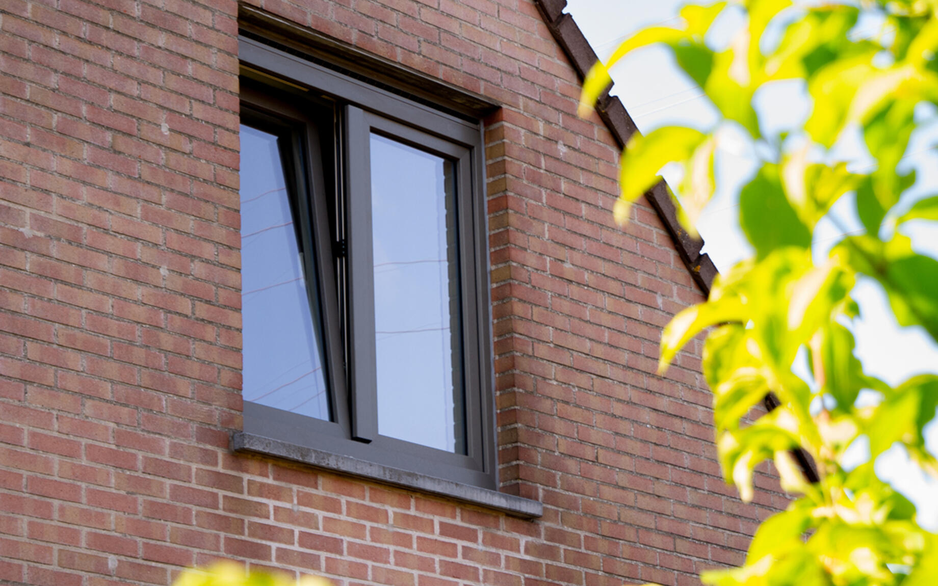 Nieuw raam in gerenoveerd huis in Gent