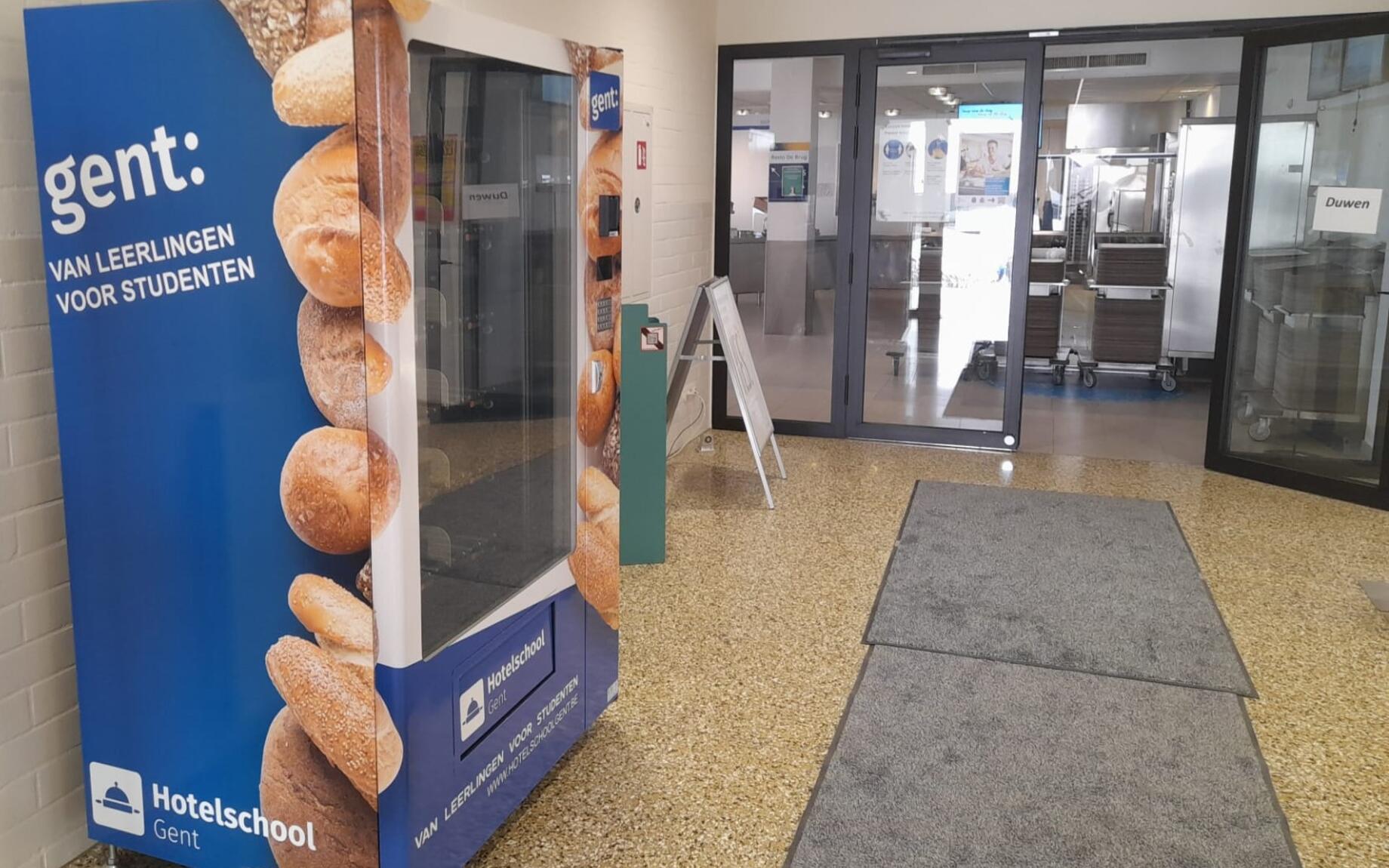 Je vindt de broodautomaat van de Hotelschool aan de ingang van studentenrestaurant De Brug