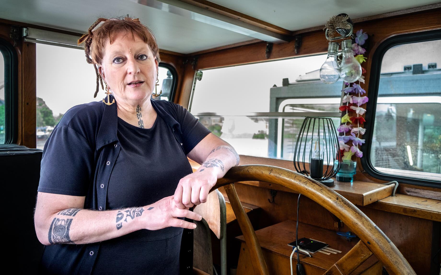 Ook Hetty, die een piercingatelier heeft in haar woonboot, heeft heel wat verhalen over de buurt