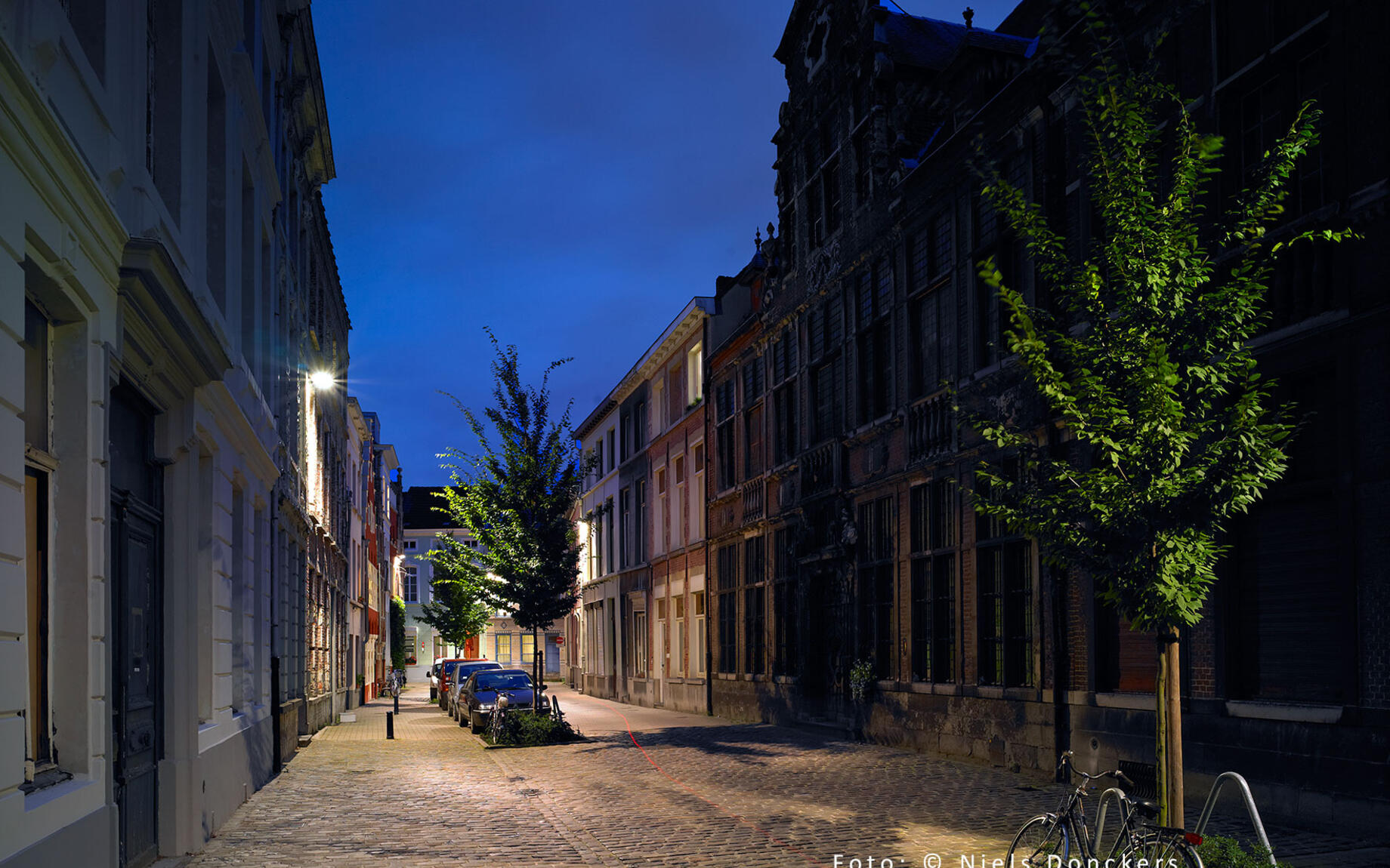 foto verlichte woonstraat Sint-Katelijnestraat 's nachts