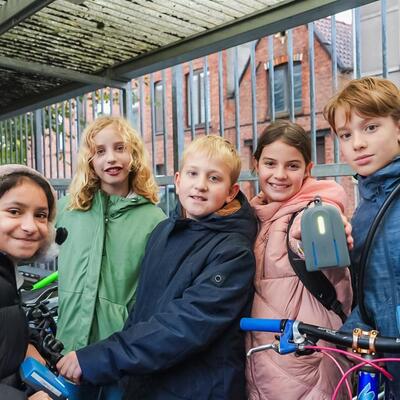 Leerlingen van De Krekel met de speciale sensoren op hun fiets