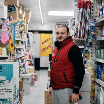 Fatih in zijn winkel Anti-Crisis
