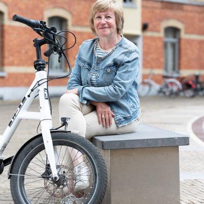 Portret van vrouw met fiets