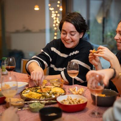 Met vrienden aan tafel 