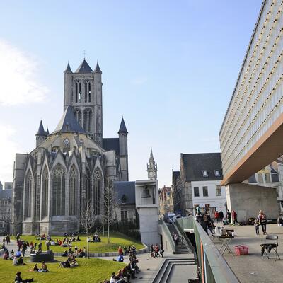 Het park ligt bij de stadshal en de Sint-Niklaaskerk