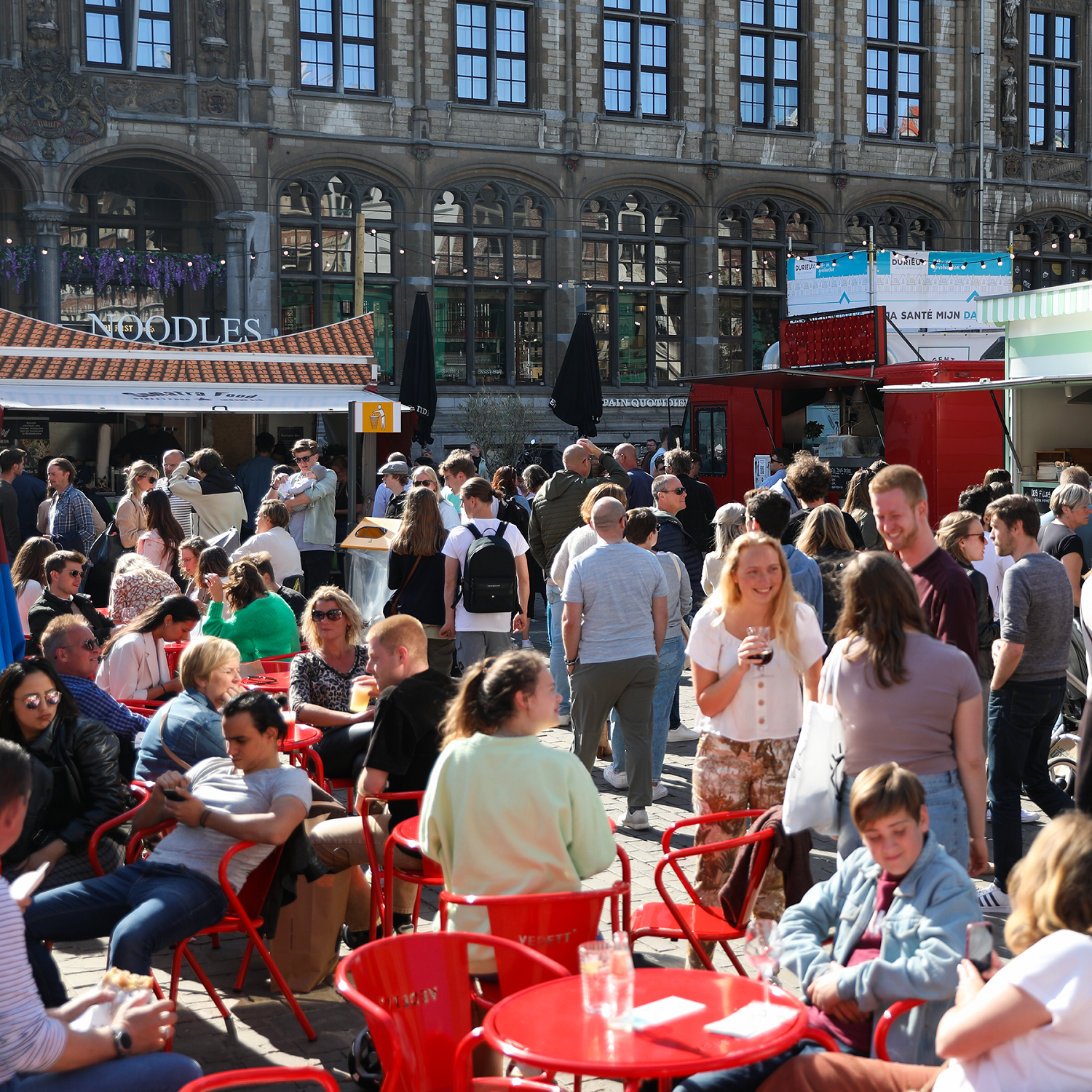 Foodstanden op de Korenmarkt tijdens Gent Smaakt