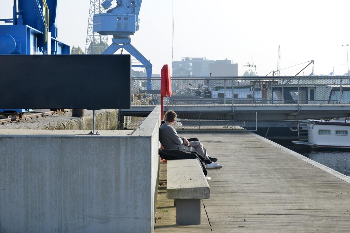 Zicht op kaaimuur aan de Schipperskaai