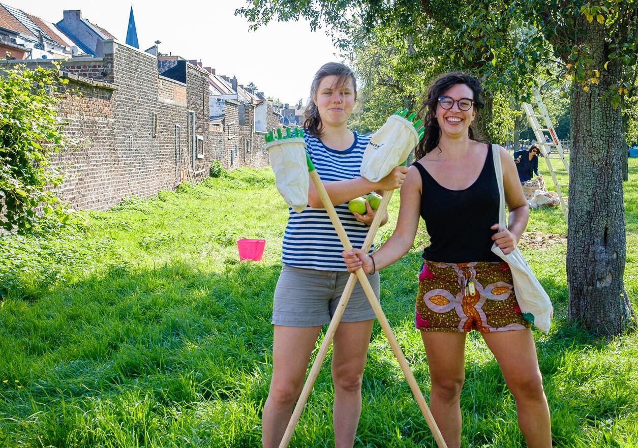 Appels plukken met plukstokken