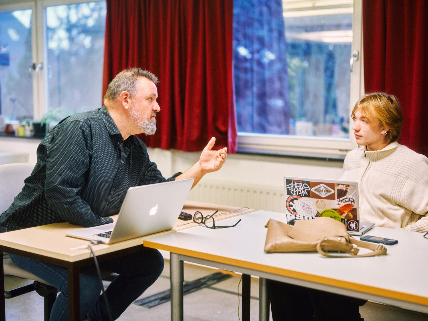 Leerkracht en leerling op Sint-Lucas in gesprek