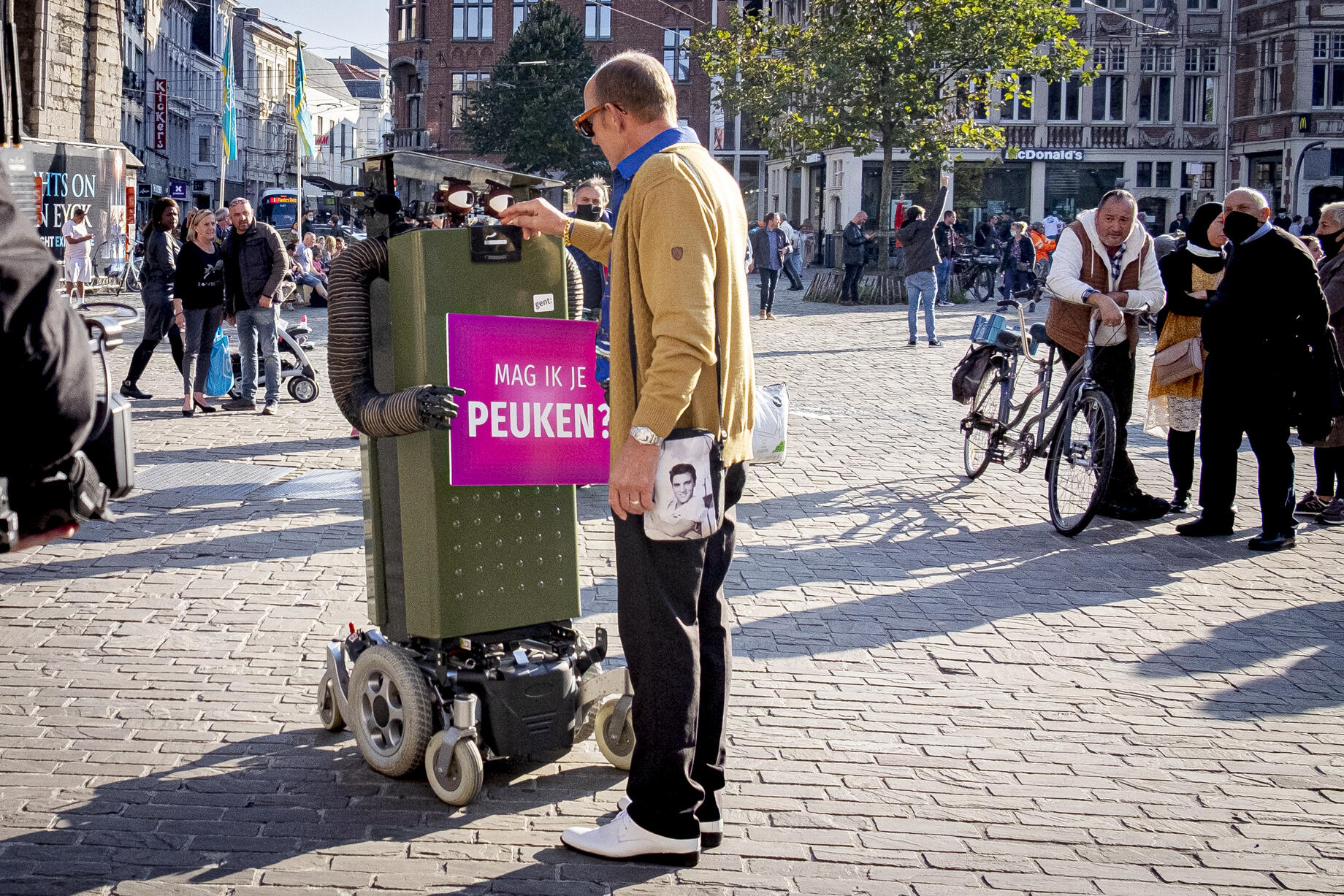 De peukenrobot spreekt rokers aan