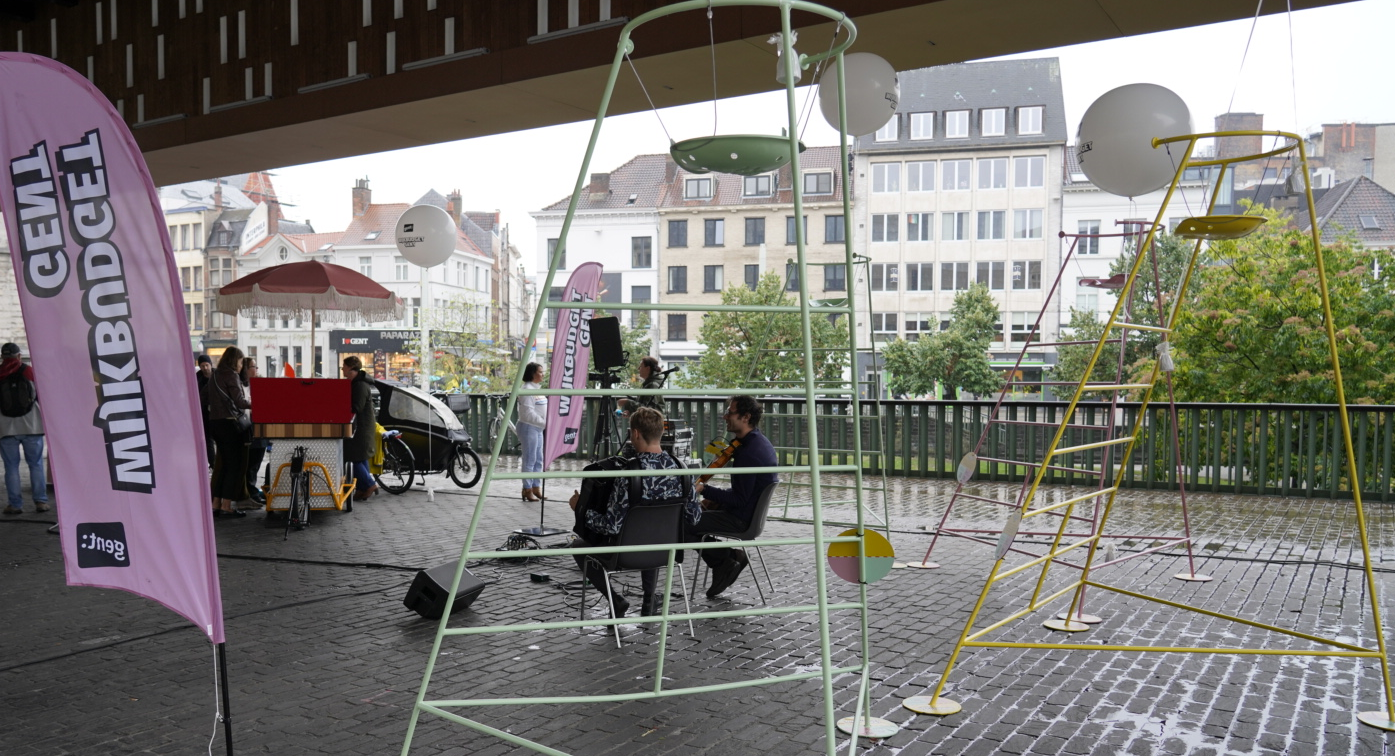 De welbekende hoge stoelen tijdens de voorstelling van de tweede ronde onder de stadshal