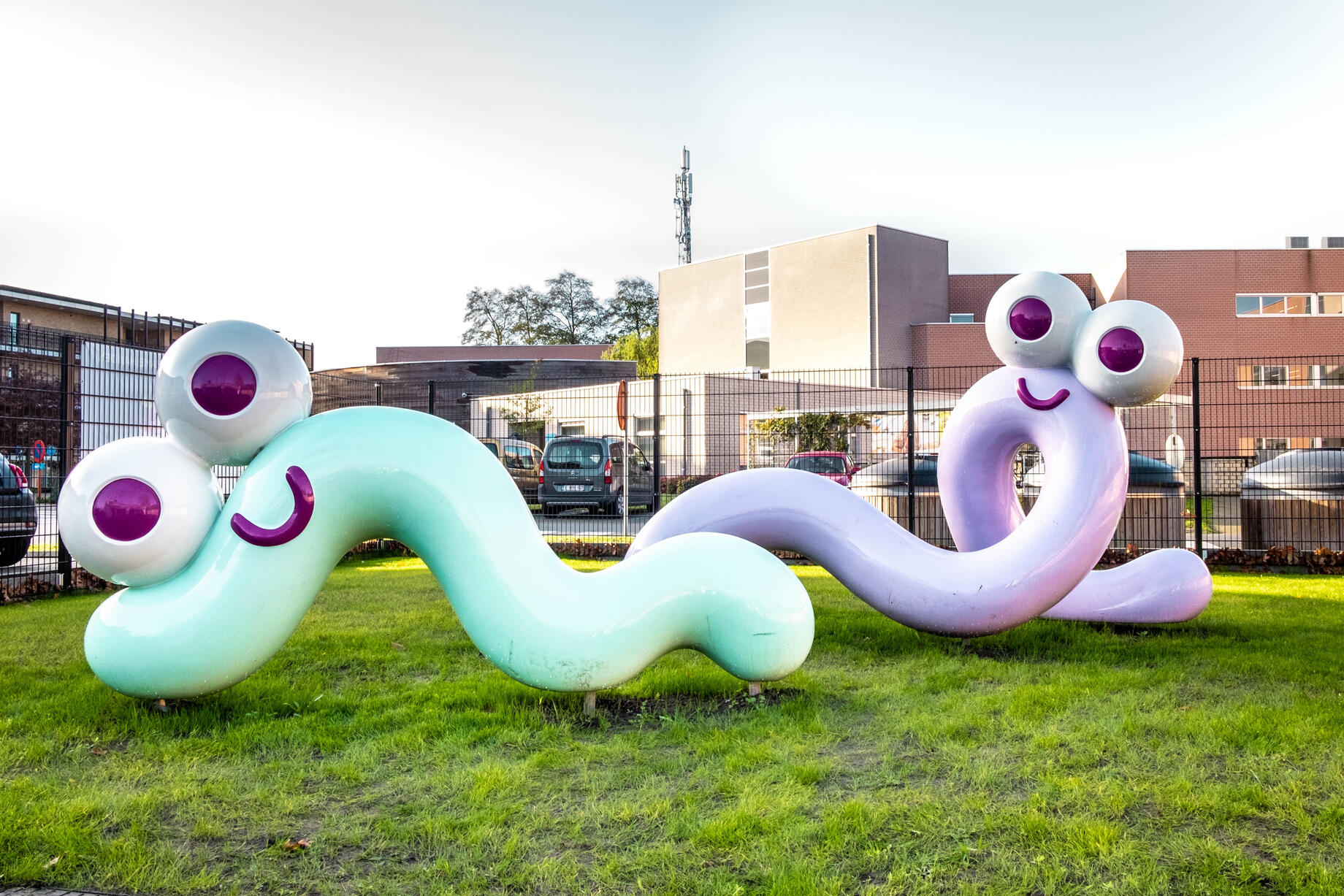 Twee van de drie ‘squiggly friends’ in de tuin van het nieuwe kinderdagverblijf in Zwijnaarde