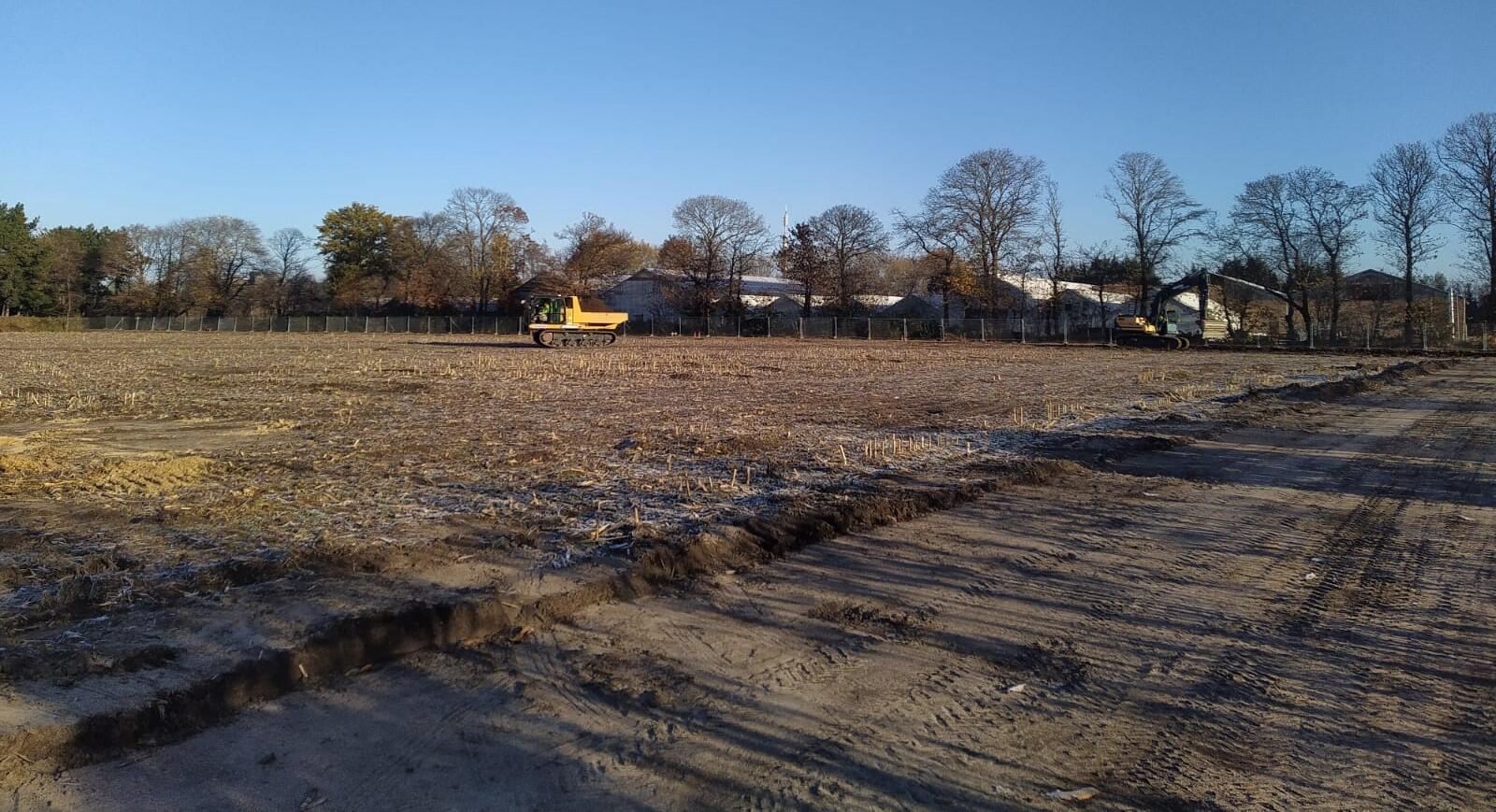 Op het terrein aan de Eikstraat in Oostakker gaan de nivelleringswerken van start