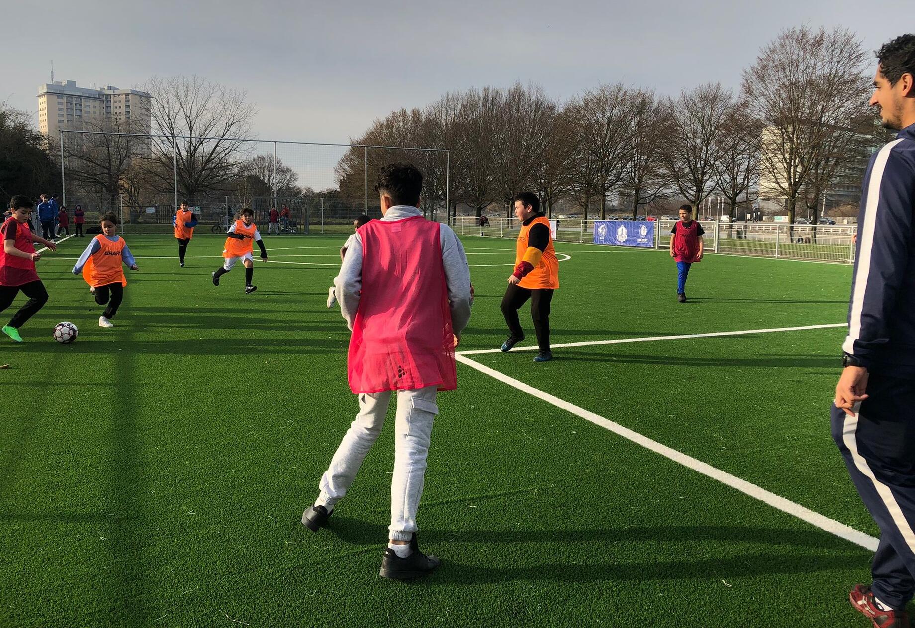 De jongeren van buurtvoetbalclub WSB Street op het nieuwe veld