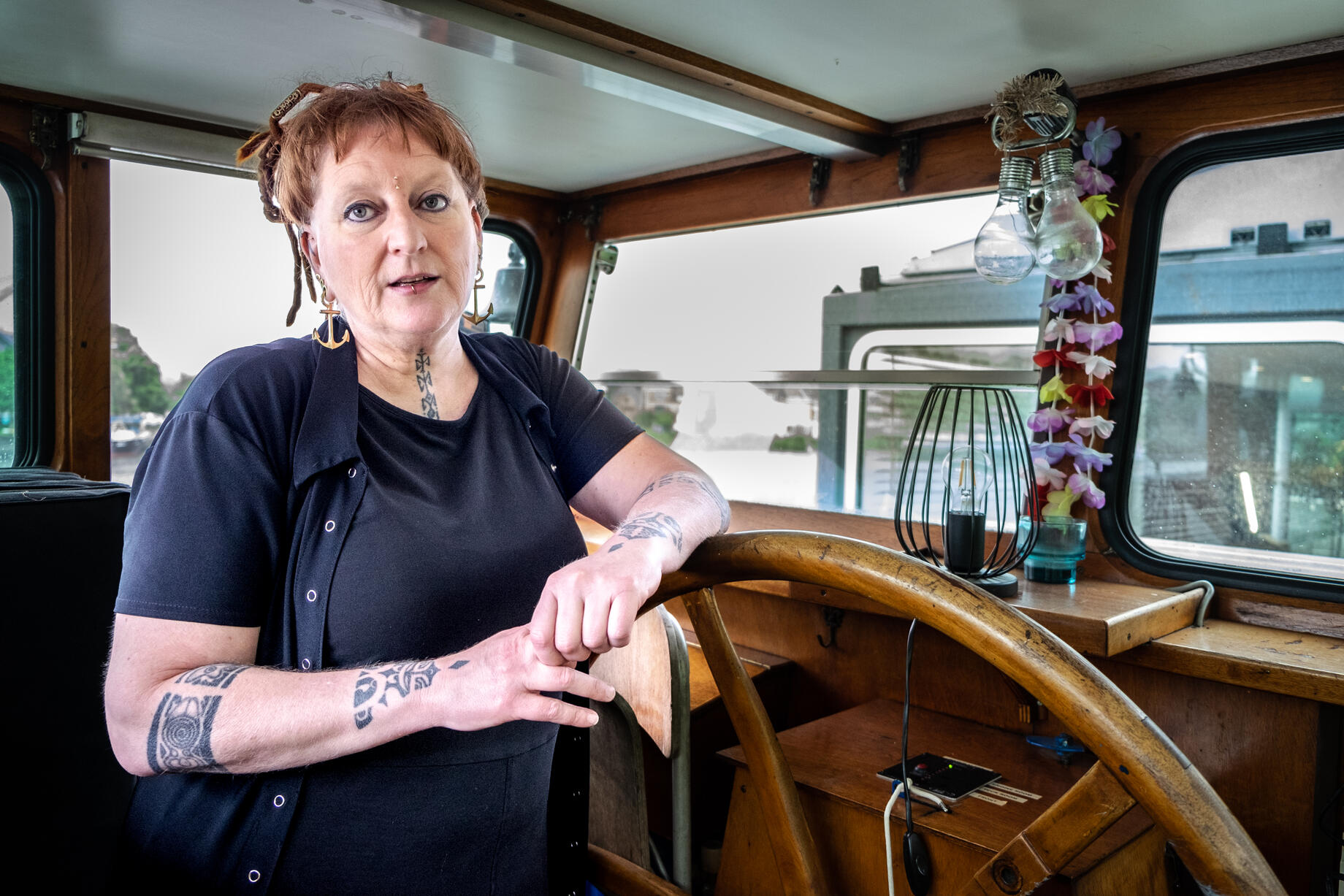 Ook Hetty, die een piercingatelier heeft in haar woonboot, heeft heel wat verhalen over de buurt