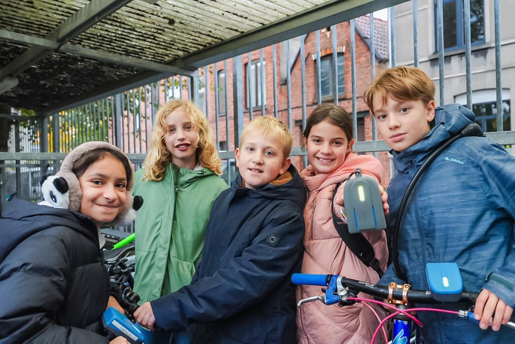 Leerlingen van De Krekel met de speciale sensoren op hun fiets