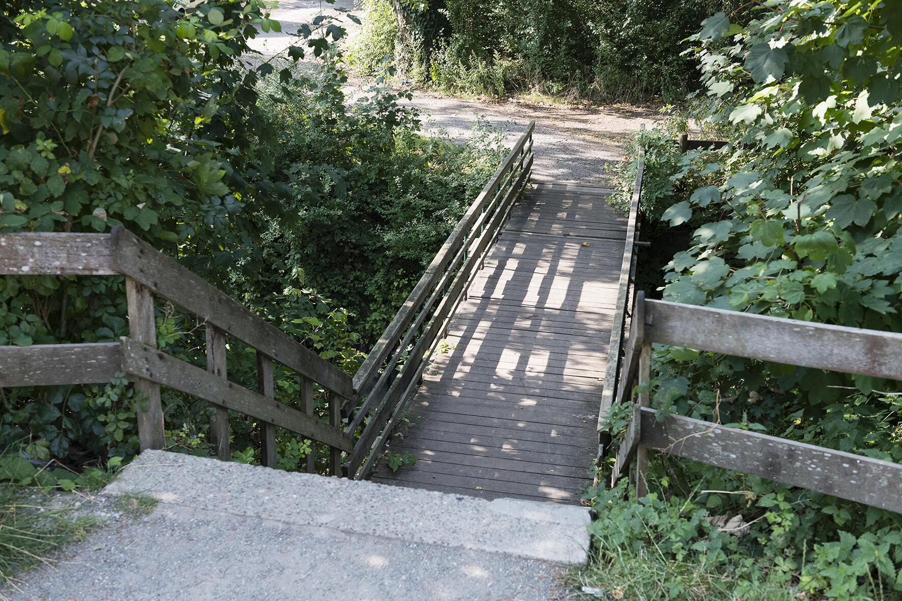 De oude brug over de Leebeek wordt vervangen