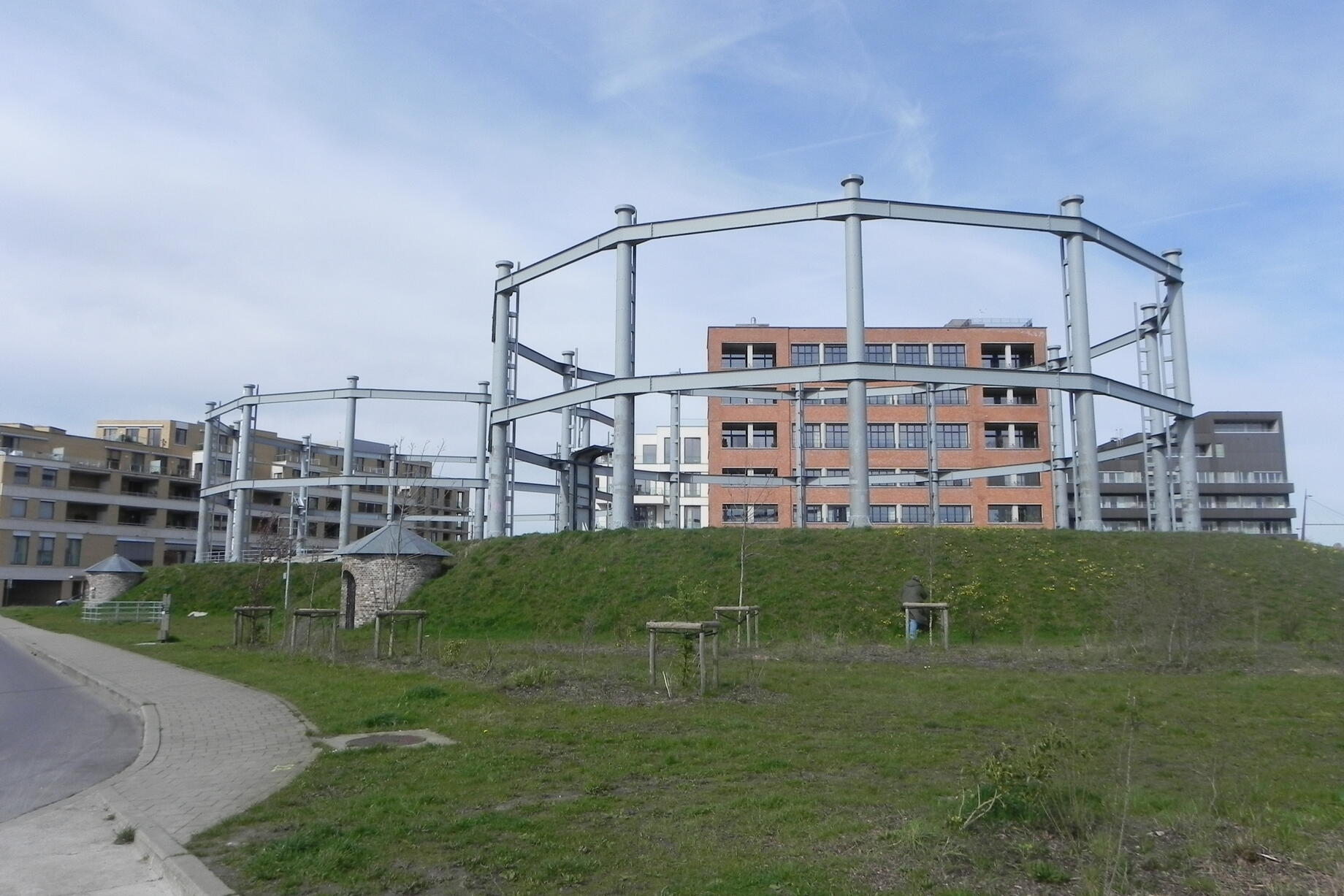 Zicht op gashouders en nieuwe molens