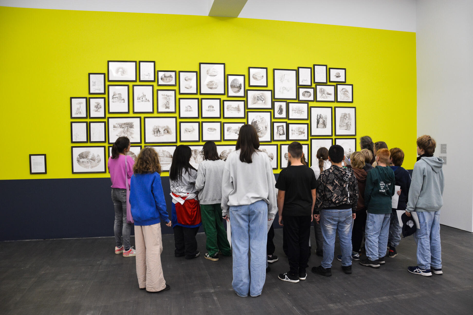 Leerlingen van Freinetschool De Vlieger bekijken kunstwerken in S.M.A.K.