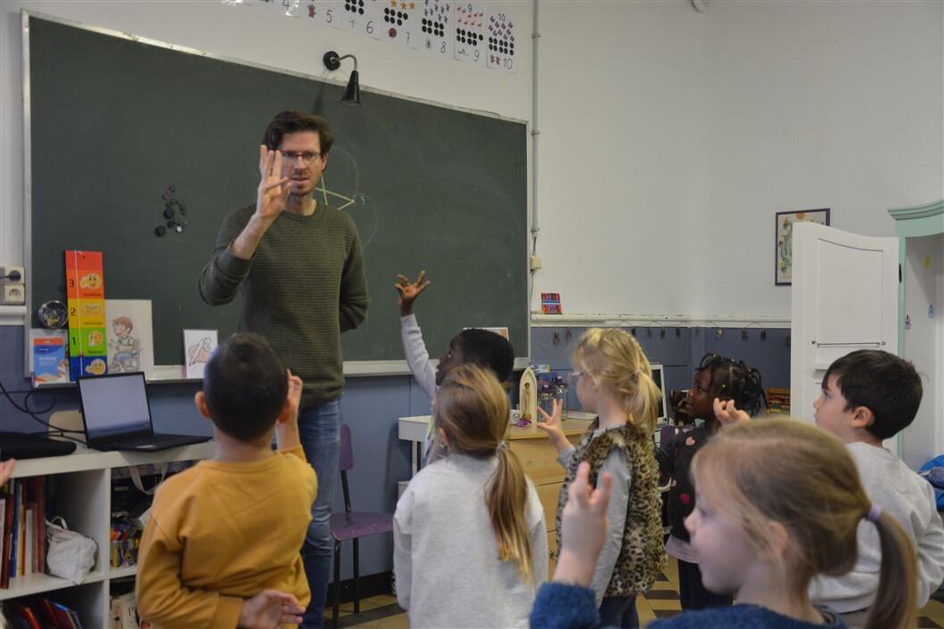 Johan Colbrandt geeft les aan leerlingen