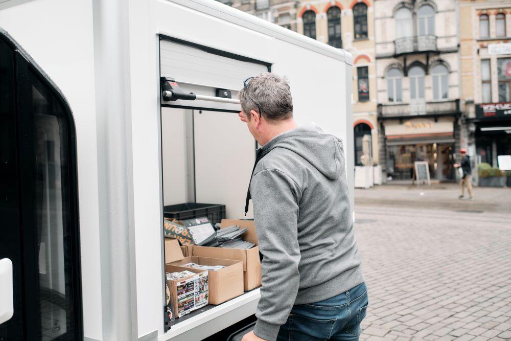 Klein elektrisch voertuig met verlaagde laadruimte