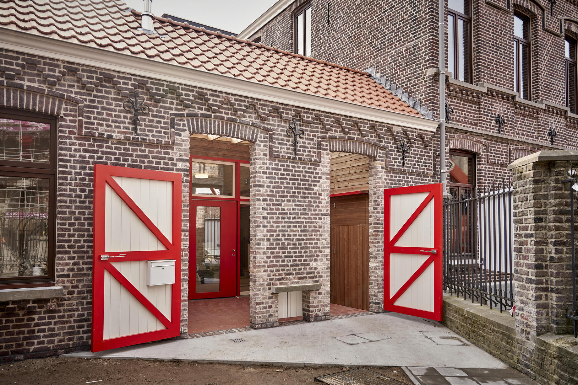 Zicht op de nieuwe hoofdtoegang tot de pastorijwoning en het Buurtnestje.