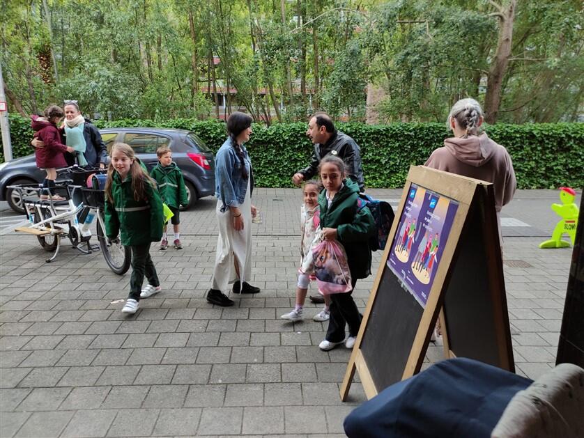 Daphné Houpline aan de schoolpoort van basisschool Sint-Bavo