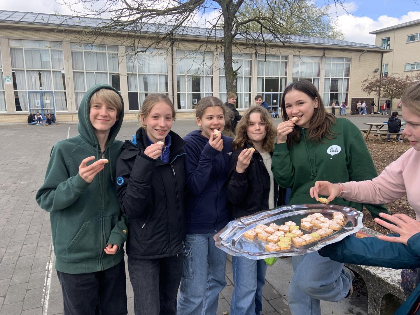 meisjes op school eten belegde toastjes