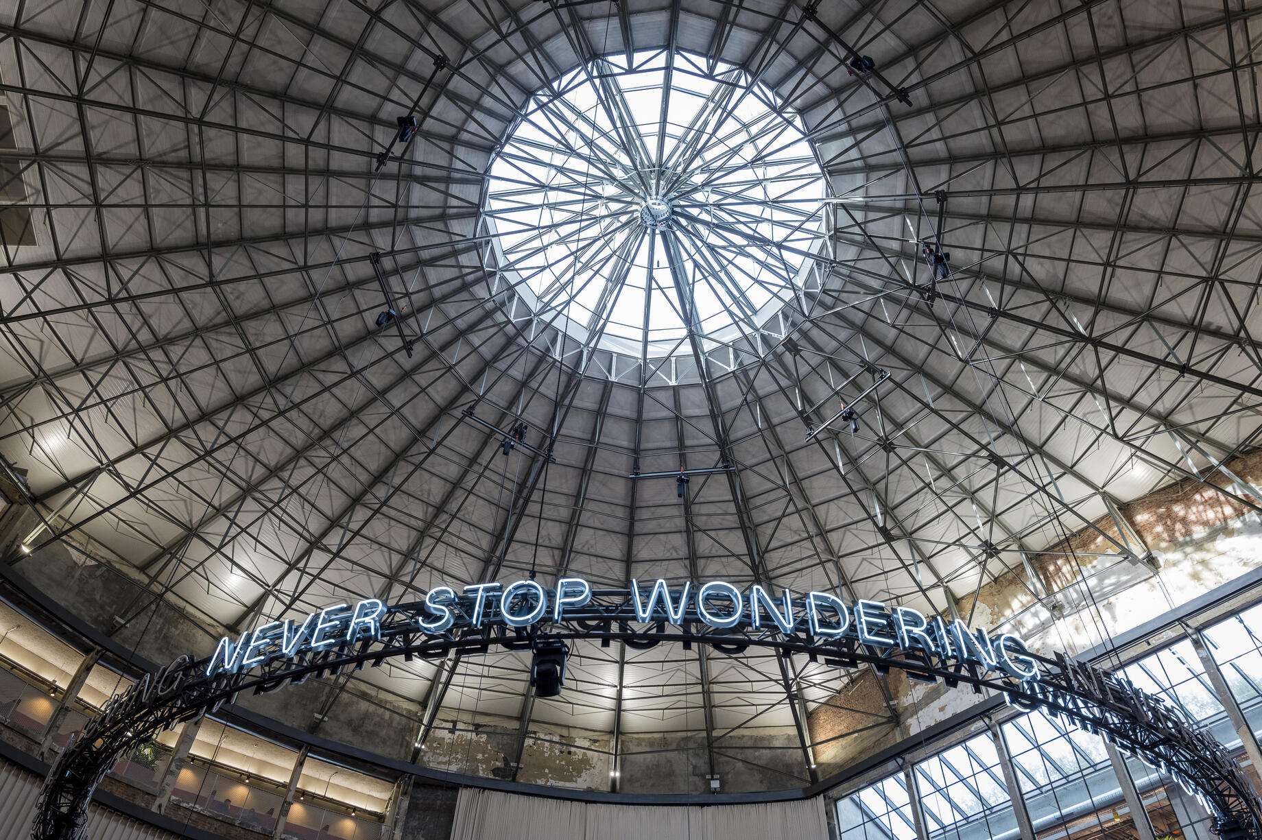 Foto koepel wintercircus met opschrift 'Never stop wondering'