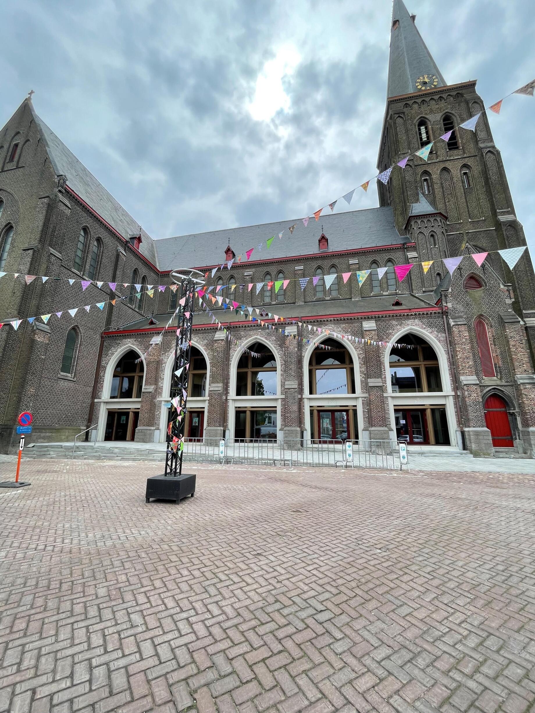 Zicht op Hartetroef, de voormalige Heilig Hartkerk.