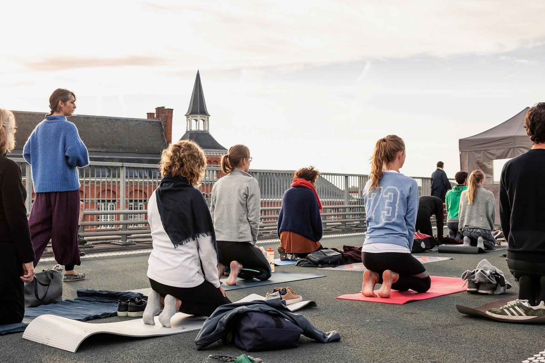 Yoga op de viaduct