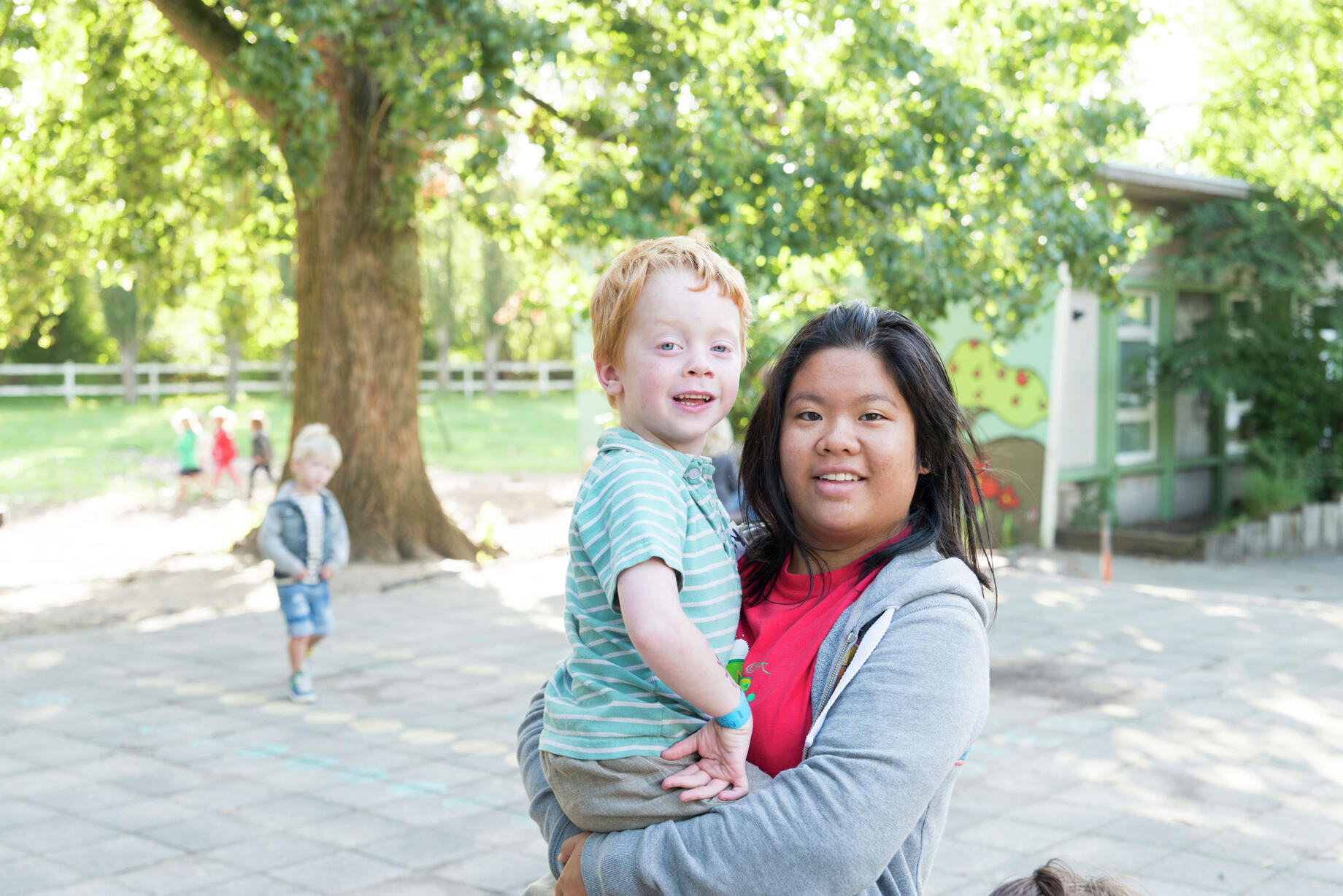 Animator en kind op speelplein