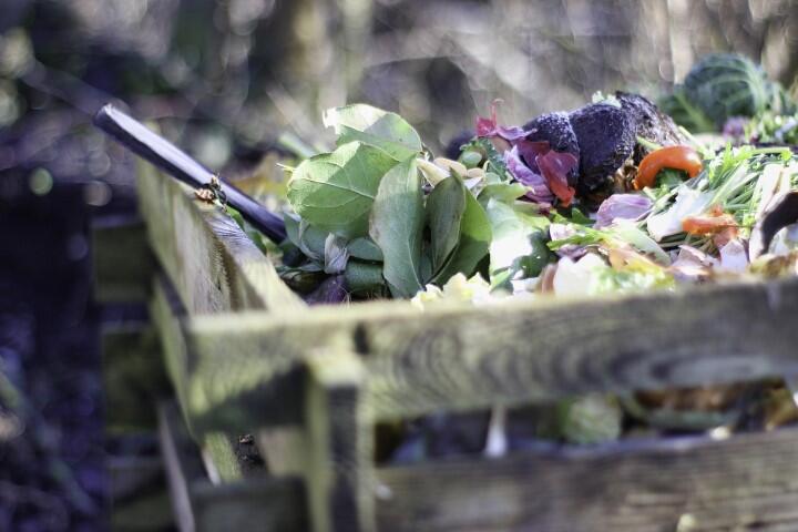 Groentenafval in compostbak