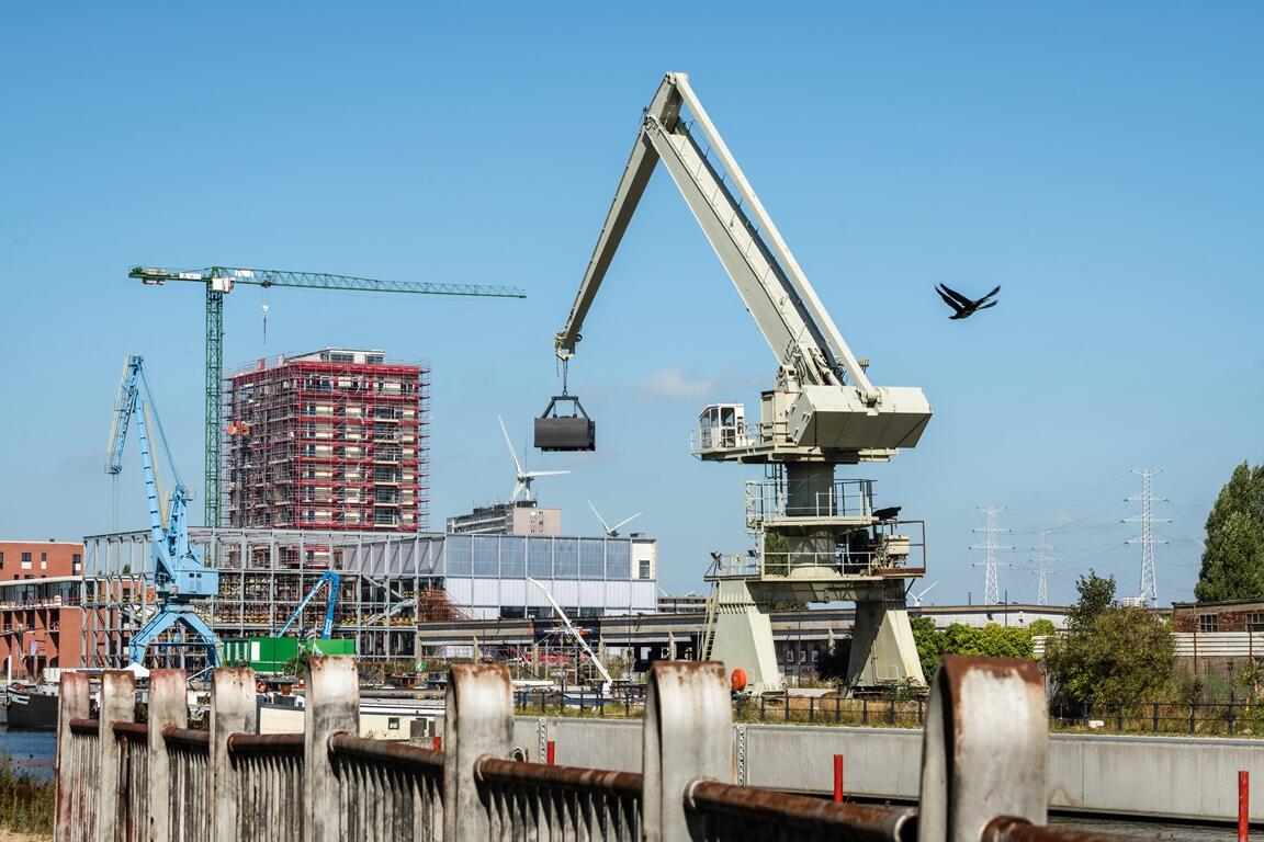 Zicht op de Schipperskaai en sobemai kraan