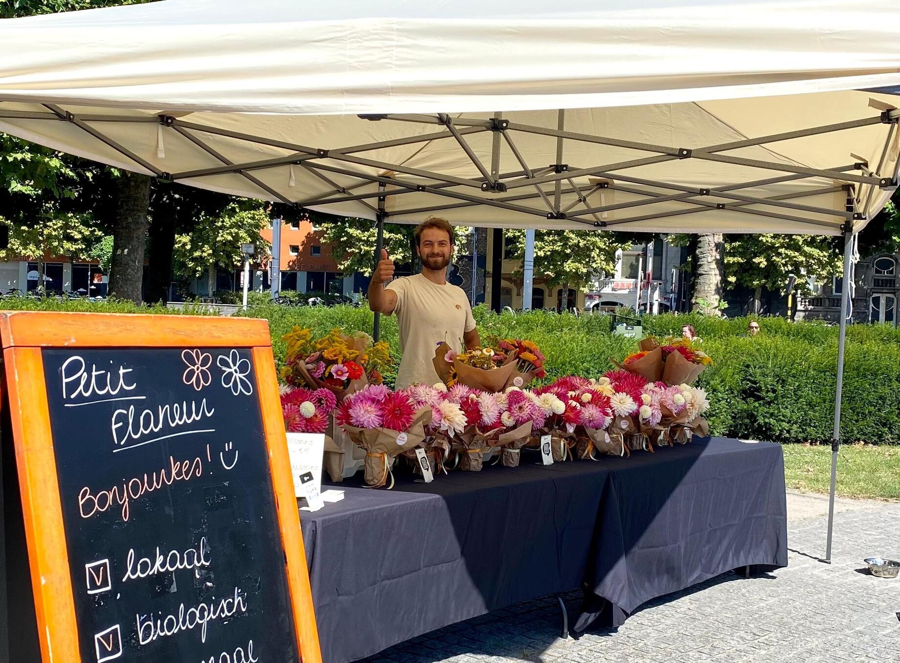 bloemenkraam op markt