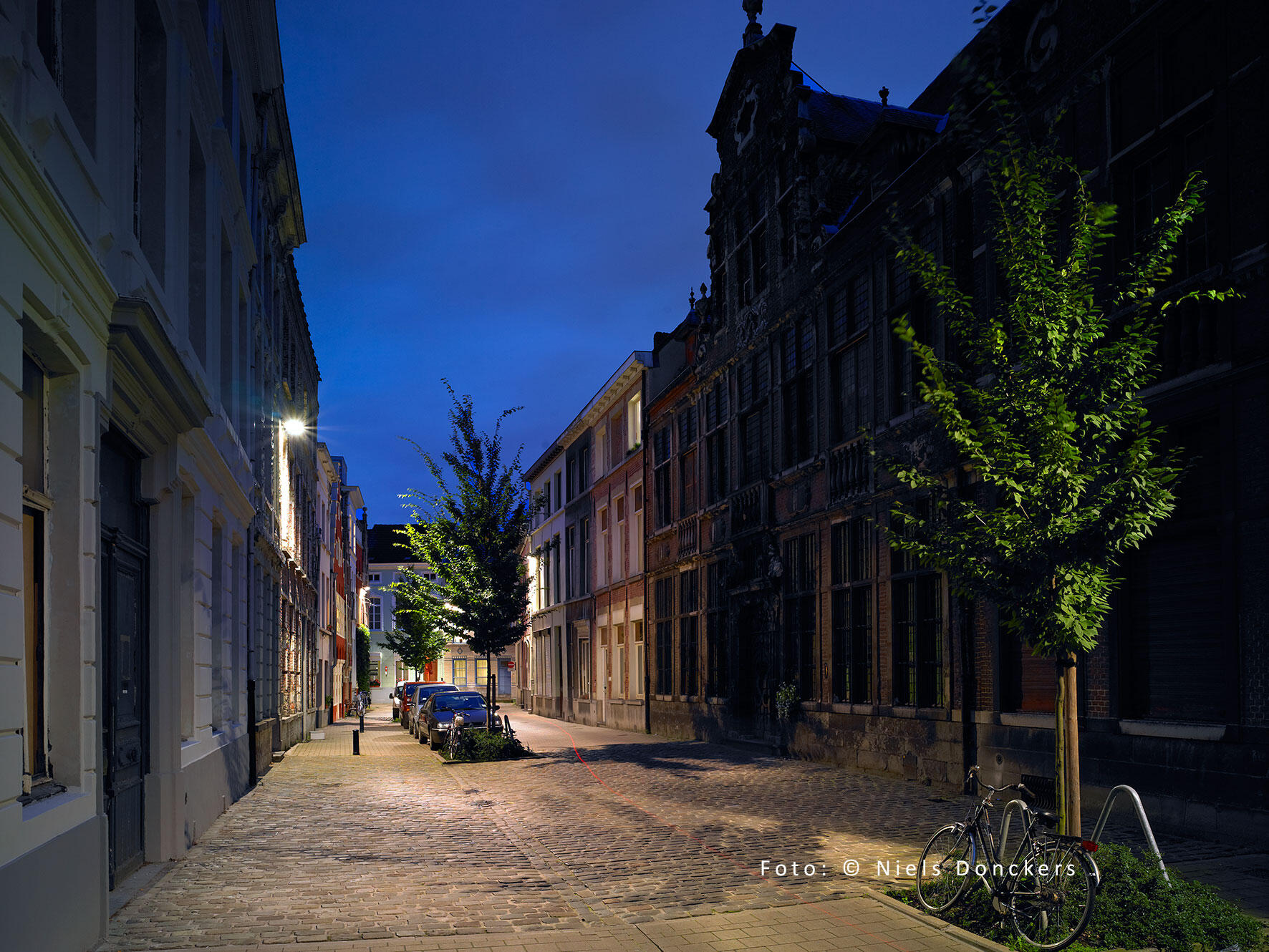 foto verlichte woonstraat Sint-Katelijnestraat 's nachts